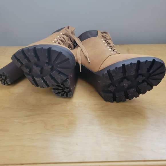 NWOT Platform Work Boot - Picture 2 of 5